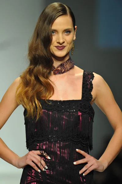 Model at Andre Soriano fashion show — Stock Photo, Image