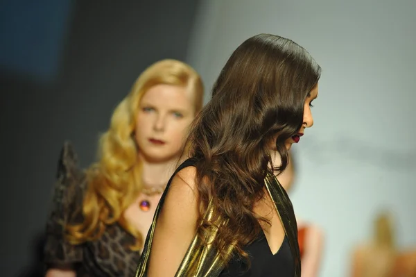 Модели на показе мод Андре Сориано — стоковое фото