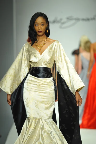 Modellen op andre soriano fashion show — Stockfoto