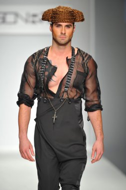 Jason Ryan Show 'da model