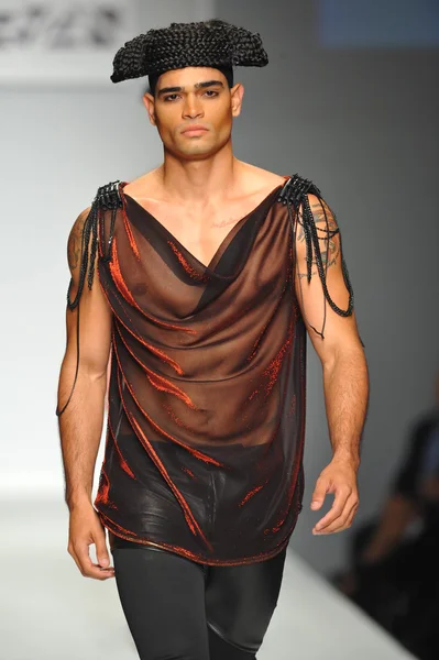 Jason Ryan Show 'da model