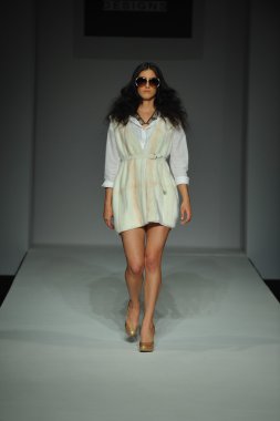 modello a mariely pratts sfilata di moda