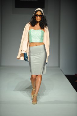 modello a mariely pratts sfilata di moda