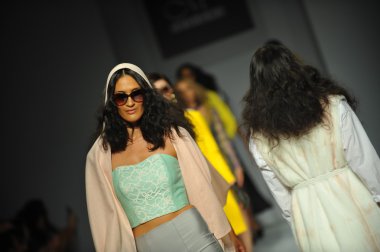 modelleri mariely karaciğeri defile