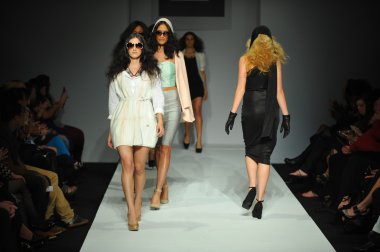 modelleri mariely karaciğeri defile