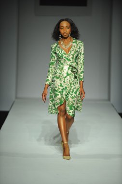 modello a mariely pratts sfilata di moda