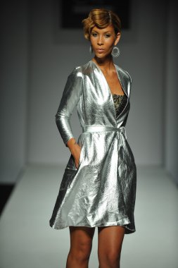 modello a mariely pratts sfilata di moda