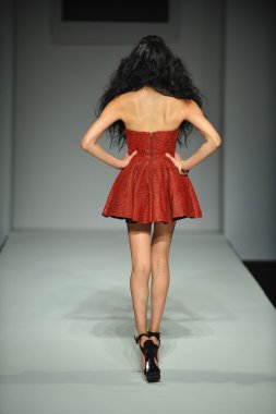 modello a mariely pratts sfilata di moda