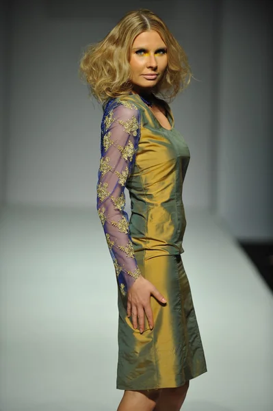 Modelo en Mariely Pratts desfile de moda — Foto de Stock