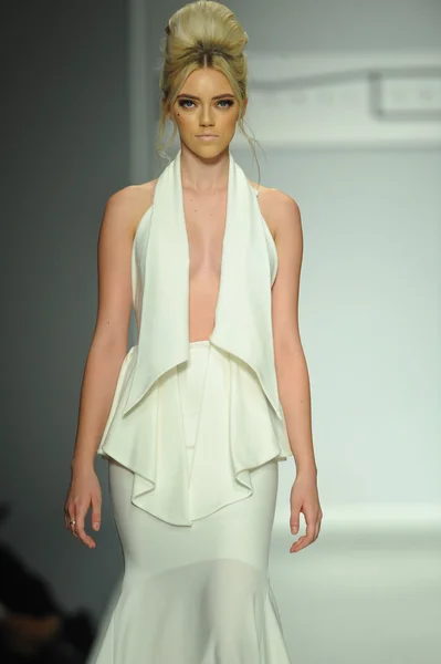 Modelo en el desfile de Michael Costello — Foto de Stock