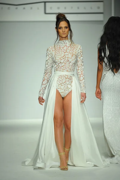 Modelo en el desfile de Michael Costello —  Fotos de Stock