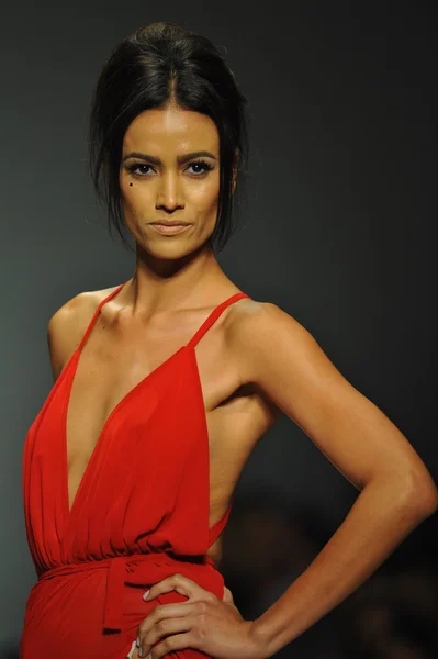 Modelo en el desfile de Michael Costello — Foto de Stock