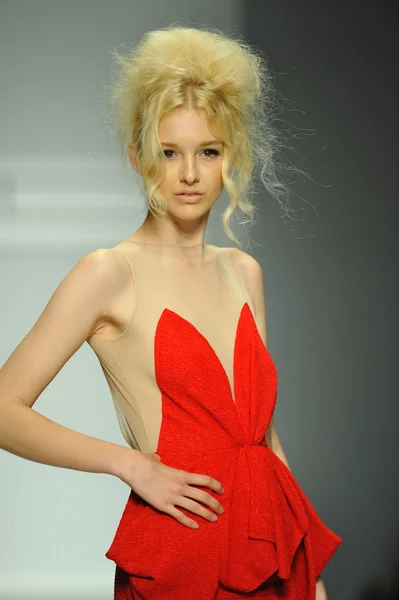 Model at Michael Costello fashion show — Stock Photo, Image