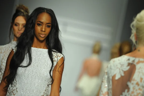 Models at Michael Costello fashion show — Stock Photo, Image