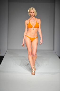 model Bayan akraba yüzmek gösterisi