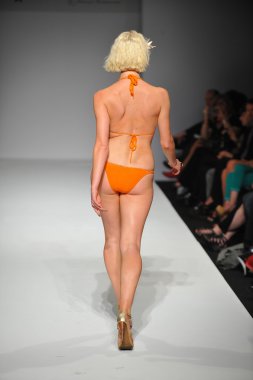 model Bayan akraba yüzmek gösterisi