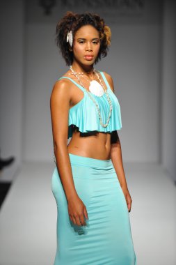 model Bayan akraba yüzmek gösterisi