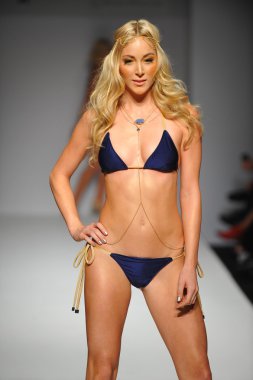 model Bayan akraba yüzmek gösterisi