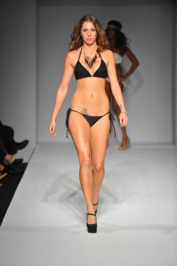 model Bayan akraba yüzmek gösterisi