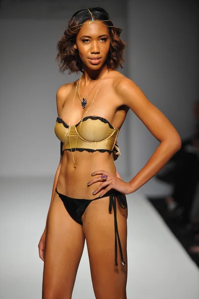 Modelo no show Miss Kinsman Swim — Fotografia de Stock