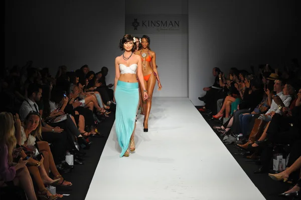 Modelos no show Miss Kinsman Swim — Fotografia de Stock