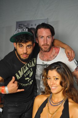 model Bayan akraba Show'da sahne arkasında poz veriyor