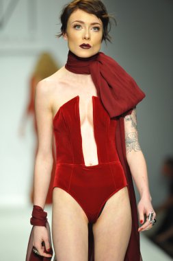 model mt, costello defile