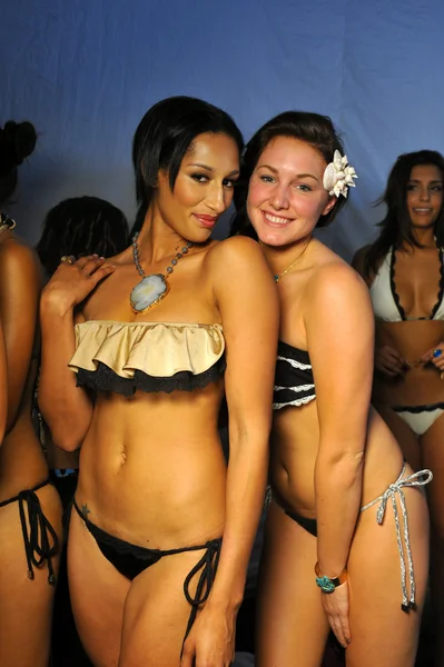 Sıska bikini şov modelleri Bayan akraba, yüzmek — Stok fotoğraf