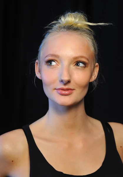 Model posiert backstage bei Miss Kinsman Show — Stockfoto