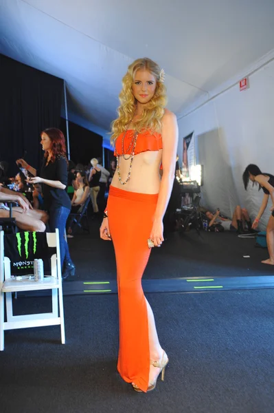 Model poses backstage at Miss Kinsman show — Stock Photo, Image