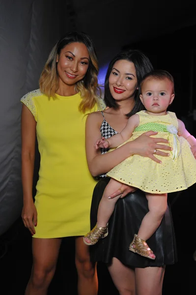 Designers Kelly Mi Lee e Aida com bebê — Fotografia de Stock