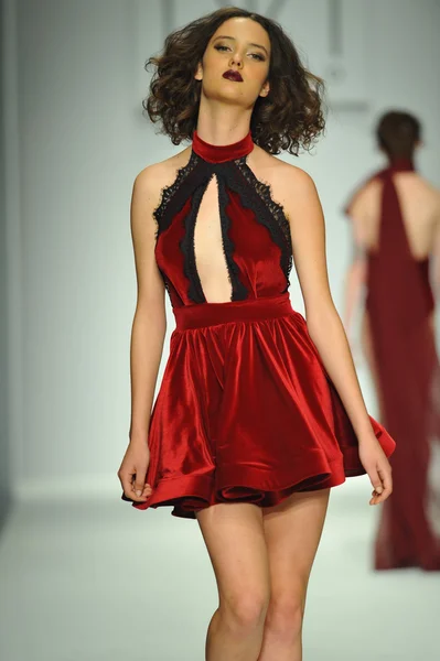 Model at MT Costello fashion show — Stock Photo, Image