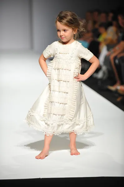 Kindermodell bei nancy vuu Kindershow — Stockfoto