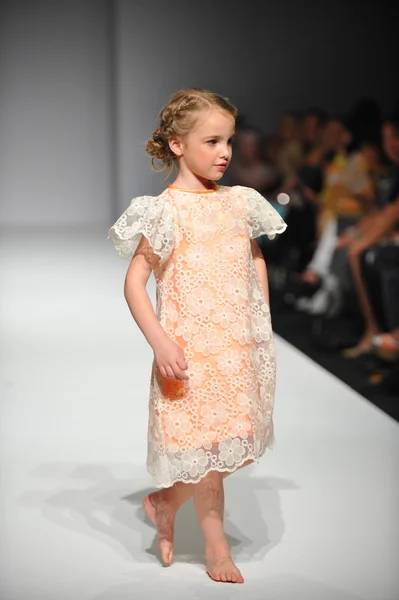 Kindermodell bei nancy vuu Kindershow — Stockfoto