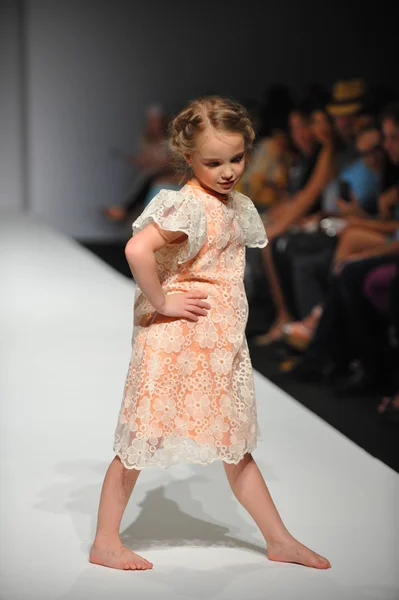 Kindermodell bei nancy vuu Kindershow — Stockfoto