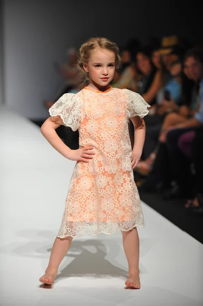 Kindermodell bei nancy vuu Kindershow — Stockfoto