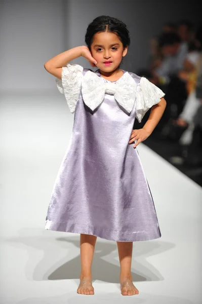 Child model at Nancy Vuu Children show — Stock Photo, Image