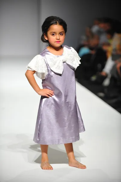 Modelo infantil na Nancy Vuu Crianças mostram — Fotografia de Stock