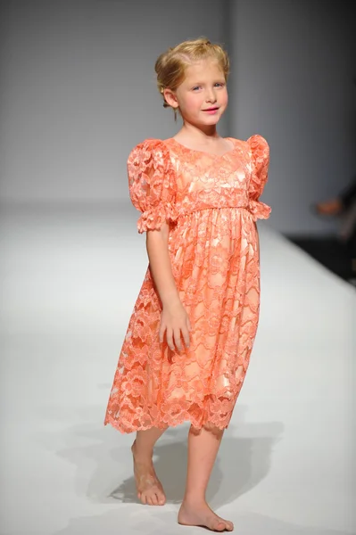 Kindermodell bei nancy vuu Kindershow — Stockfoto