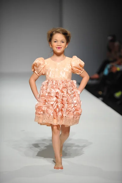 Kindermodell bei nancy vuu Kindershow — Stockfoto