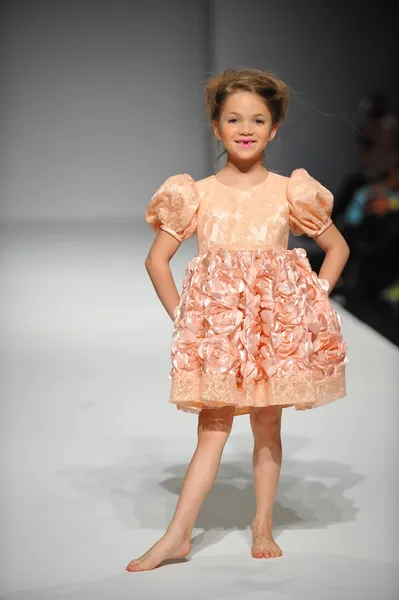 Child model at Nancy Vuu Children show — Stock Photo, Image