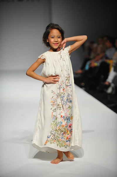 ナンシー vuu の子供で子供モデルを表示します。 — ストック写真