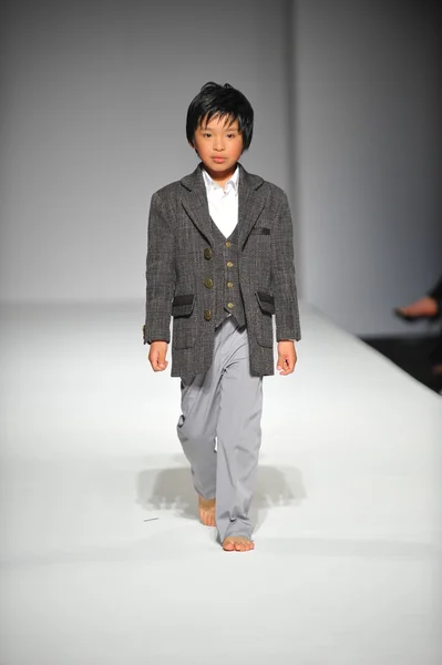 ナンシー vuu の子供で子供モデルを表示します。 — ストック写真