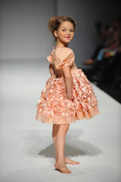 Child model at Nancy Vuu Children show — Stock Photo, Image