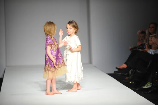 Kindermodelle bei nancy vuu Kindershow — Stockfoto