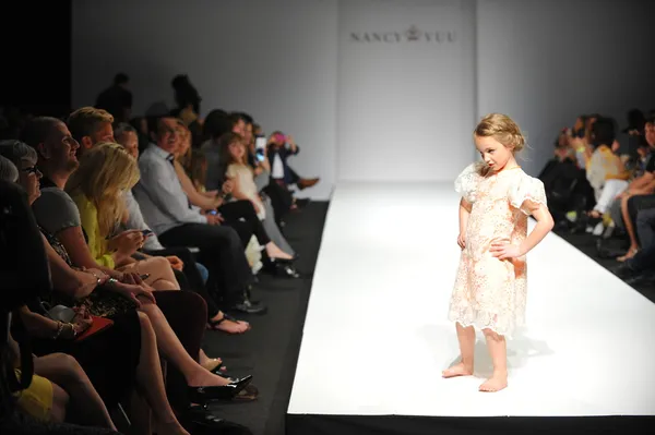 Modelo infantil na Nancy Vuu Crianças mostram — Fotografia de Stock
