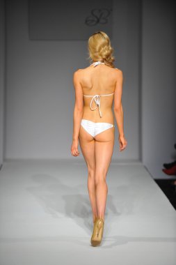 sıska bikini mayo Show'da model