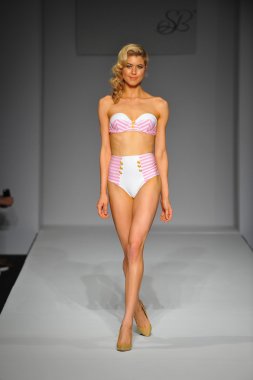 sıska bikini mayo Show'da model