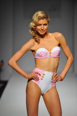 sıska bikini mayo Show'da model