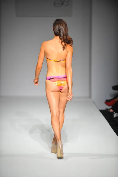 Model op mager bikini zwembroek show — Stockfoto